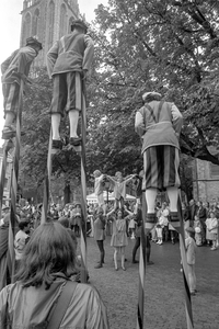 405865 Afbeelding van steltlopers en jeugdige acrobaten op het Domplein te Utrecht, tijdens Open Monumentendag.